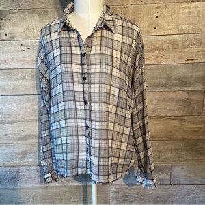 🛍️3/$30 Forever‎ 21 women’s plaid button up shirt  in size medium